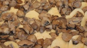 Картофельная запеканка с грибами и сыром