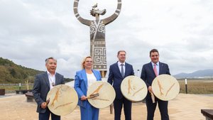 В Пригородном открыли новый сквер с арт-объектом «Отец-Сахалин»