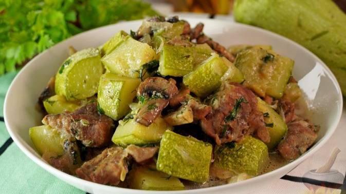 Нежное мясо в объятиях овощей. ТЕЛЯТИНА, ТУШЕННАЯ С ГРИБАМИ, КАБАЧКАМИ И СЛИВКАМИ