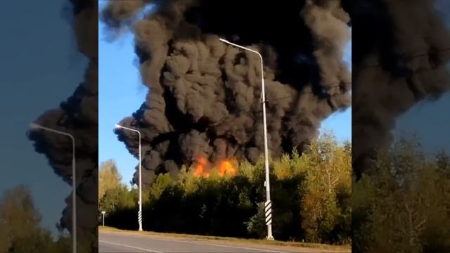 В Смоленской области произошел инцидент, при котором поезд столкнулся с грузовым автомобилем, в р...