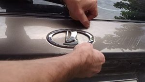 Снять "шильдик" без повреждений!