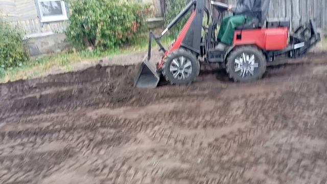самодельный минипогрузчик выравниваю в огороде