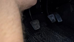 Новая Гранта 2025 года. С завода не работают прикуриватель и стоп, он же и противотуманная фара. Дел