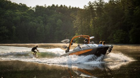 Буксировщик Malibu M220