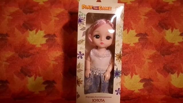 Обзор на шарнирную маленькую куколку в бело-голубом платье Алиса Play the Game из Фикс Прайса