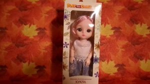 Обзор на шарнирную маленькую куколку в бело-голубом платье Алиса Play the Game из Фикс Прайса