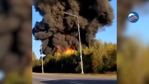 В Смоленской области грузовик столкнулся с поездом: локомотив и 18 вагонов с горючим сошли с рельсов