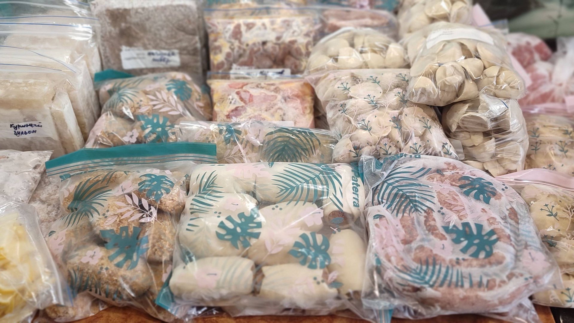 Заготовка полуфабрикатов в морозилку  Preparation of semi-finished products in the freezer