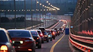 Крымский мост временно закрыли для автотранспорта из-за угрозы атаки БПЛА