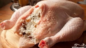 Курица, фаршированая рисом и сухофруктами