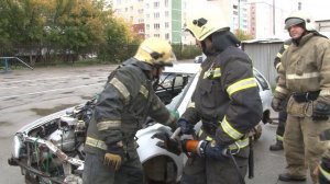 Каменских спасателей учат быстрой эвакуации пострадавших в ДТП. Панорама 26.09.25