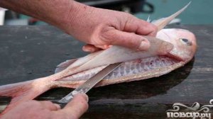 Морская рыба с томатами и зеленью