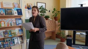 Затихает в классе шум и шорох