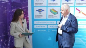 Александр Собачкин знакомит с Т1 Интеграция на стенде выставки «Микроэлектроника 2025»