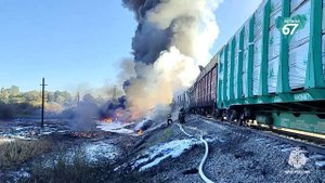 В Смоленской области поезд с топливом врезался в грузовик. На месте ДТП серьезный пожар