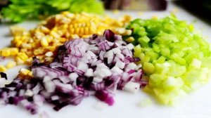 Куриный салат с сыром фета и кукурузой