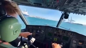 Вид из кабины пожарного самолета, набирающего воду