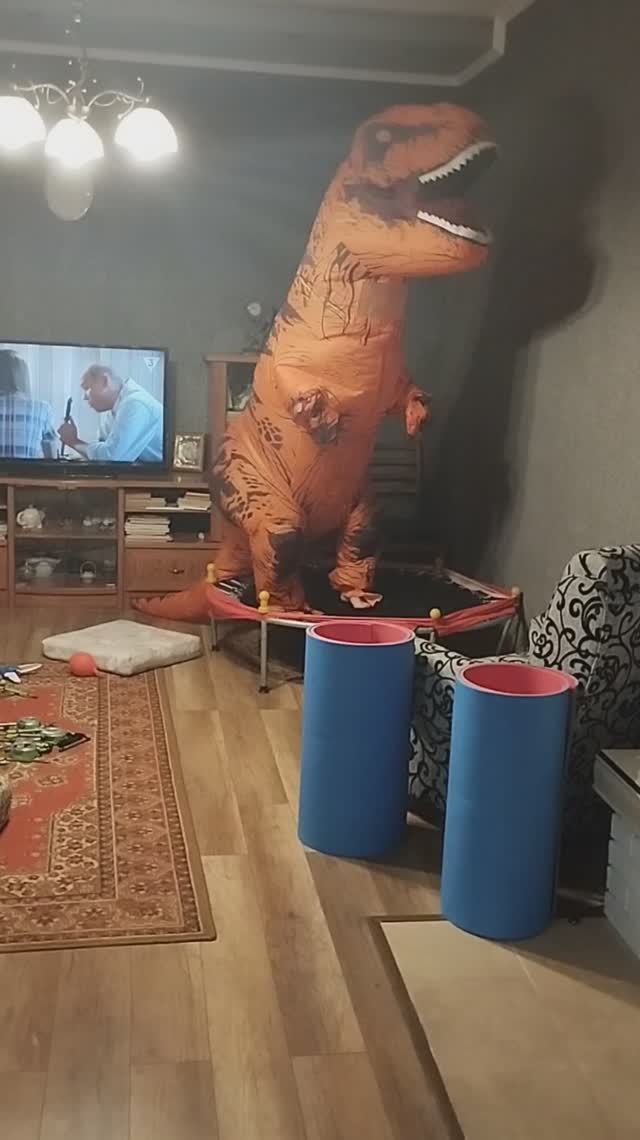 Динозавр на батуте 🦖
