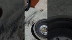 Шоркающий, трущий звук, скрежет металла, звук из под колес, чистка барабанов лада гранта