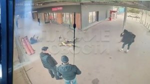 В Алтайском крае самокатчики не поделили переулок и эпично врезались друг в друга !!!