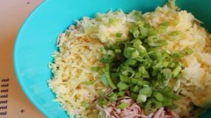 Картофельные биточки с сардельками