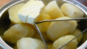 Картофельная запеканка с тушенкой в духовке