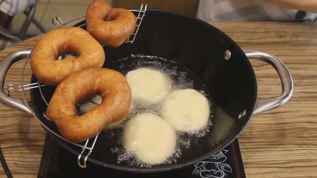 🍩Домашние пончики! Рецепт пончиков на сковороде. смотреть онлайн