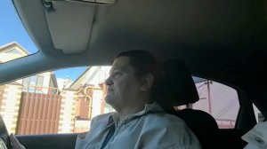 Утро с Олей. Сьездили в поликлинику. Оля снимает меня.