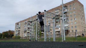 Un Russe fait des tractions dans le stade pour devenir un meilleur coureur de marathon :)