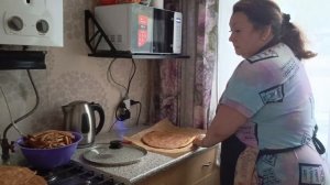 Пеку торт на День рождения Крестнику 🎂 Сварила борщ 🍲 Пицца 🍕 Продолжение  следует...