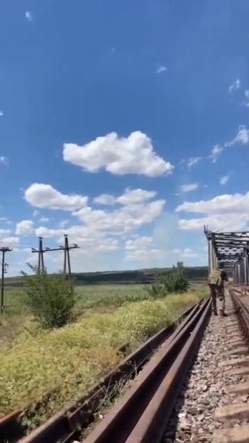 Бойцы работают по дрону хохлов на железке. смотреть онлайн