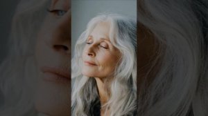 Закурила трубку и молчит...