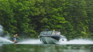 Катер буксировщик Malibu TXi Closed Bow