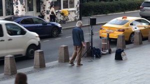 У метро станции «Фрунзенская». Песня «Вологда». В советское время её пел ансамбль «Песняры»