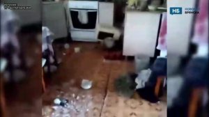 Оставшиеся на улице жители Белой Берёзки показали «останки» дома после удара ВСУ