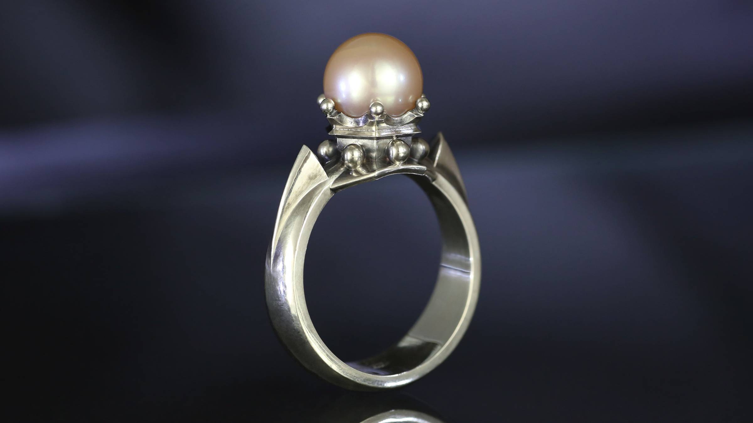 Кольцо с жемчугом цвета чайной розы