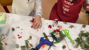 Конкурс "Мастерята". Компетенция "Флористика" Участники: Серебренникова София и Квантришвили Лия.