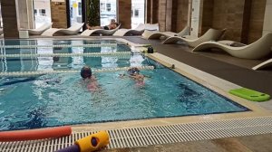 Папа, смотри как мы ныряем! Синхронность моих двойняшек