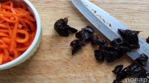 Куриный салат с черносливом и грибами