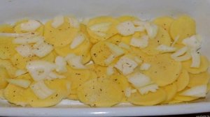 Картофельная запеканка с луком в сливках
