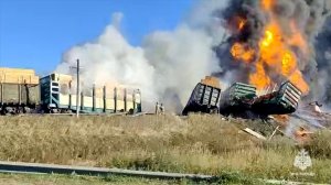 Поезд и большегруз столкнулись в Смоленской области: кадры последствий