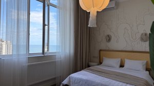 Современная и светлая студия с дизайнерским ремонтом и прямым видом на Каспийское море.