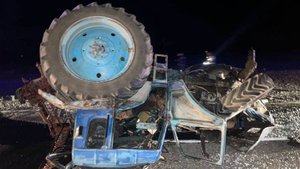 Шесть человек пострадали при столкновении автомобиля с трактором в Туве