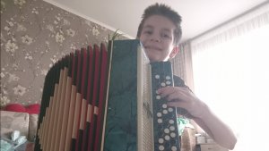 В общем, сам научился играть на баяне.