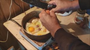 Яичница глазунья на ветчине. Обед в гараже.