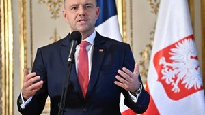 Навроцкий подписал закон о продлении помощи беженцам с Украины