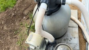 Чистка бассейна на даче.