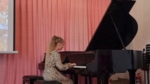 "Прекрасное далеко" на фортепиано исполняет Дарья  Собина