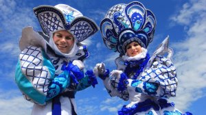 ХОДУЛИСТЫ ТРИУМФО на Дне Города | Русские народные костюмы: Гжель, Хохлома, Дымковская игрушка.