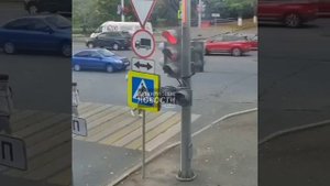 В Уфе молодой человек перенес бабушку через дорогу.